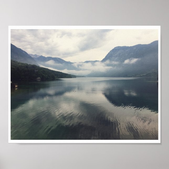 Póster Lake Bohinj Slovenia Misty Mountain Water Photo (Frente)