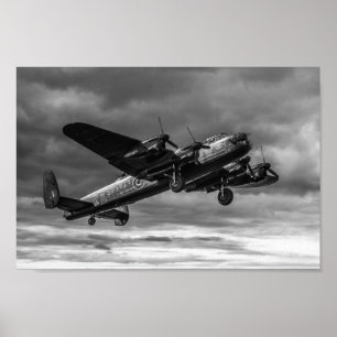 Póster Lancaster Bomber In The Sky Mono