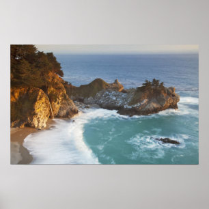Póster Las cataratas escénicas de McWay caen en la playa 