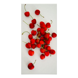Póster Las cerezas rojas con luz natural yacen en blanco