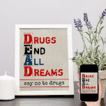 Póster Las drogas terminan con todos los sueños angustiad<br><div class="desc">Dile no al Poster de drogas. Mensaje anti drogas en tipografía angustiada dice MUERTO .. Las Drogas Terminan Con Todos Los Sueños. Debajo del acrónimo,  la frase dice "no a las drogas". El diseño tiene un fondo rústico natural y letras atrevidas en rojo,  negro y azul.</div>