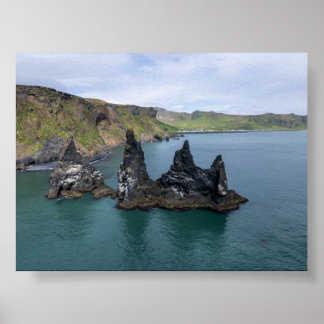 Póster Las formaciones rocosas de Reynisdrangar en Island