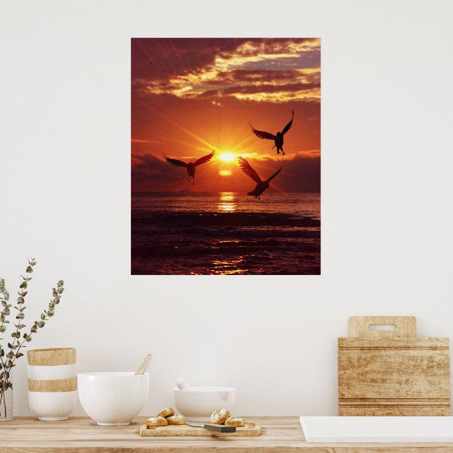 Póster Las gaviotas que vuelan bajo el atardecer dorado (Cocina)