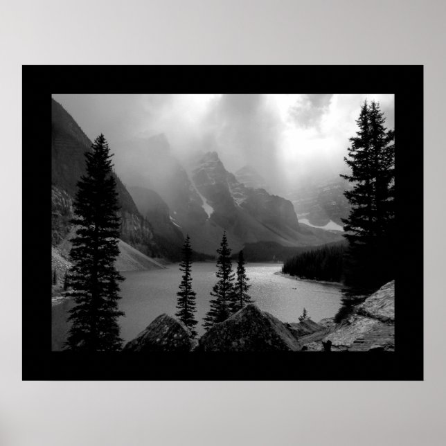 Póster Las nubes estallan (bordeadas) en blanco y negro (Frente)