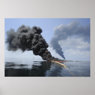 Póster Las nubes oscuras del humo y del fuego emergen