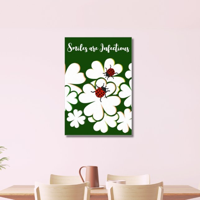 Póster Las sonrisas de la Dama de la Hoja Verde y Blanca  (Smiles are Infectious, Clover & Ladybugs)