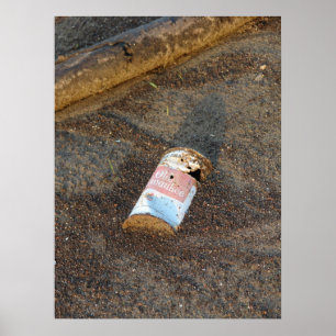 Póster Lata de cerveza oxidada vieja a lo largo del río