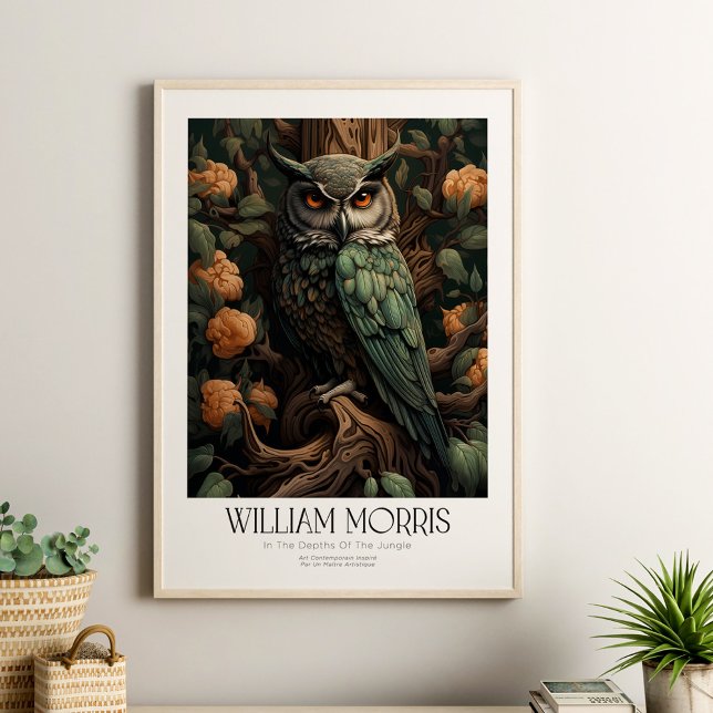 Póster Lechuza William Morris con flores (William Morris Vintage Owl with Blossoms Poster in a boho neutral living room in a wooden frame.)