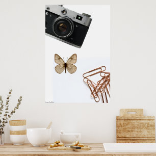 Póster Lente Vintage y Vuelo Dorado: Collage Minimalista