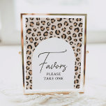 Póster Leopard Print Birthday Party favorece el Rótulo<br><div class="desc">Invite a los invitados de cumpleaños de su pequeño a que le den un favor con este cartel de estampado de leopardo.</div>