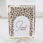 Póster Leopard Print Birthday Party Sweet Tratos Rótulo<br><div class="desc">Invite a amigos y familiares a que se den un regalo en el cumpleaños de su pequeño con este cartel impreso en leopardo.</div>