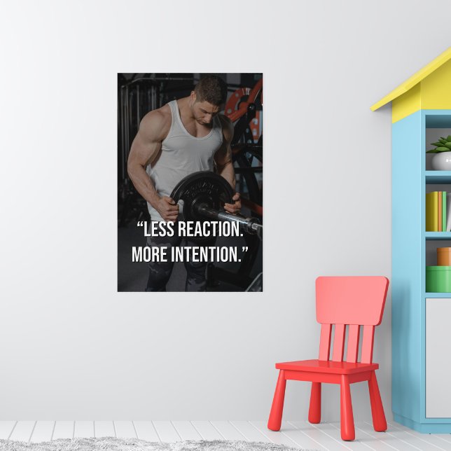 Póster Less Reaction More Intention Gym Motivation Quote (Guardería 1)