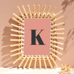 Póster Letra inicial | Monograma de diseño moderno<br><div class="desc">Simple y elegante letra inicial personalizado monograma poster impreso en tipografía minimalista moderna en gris oscuro sobre rosa melocotón. ¡Un regalo o accesorio perfecto para personalizados con un toque personal!</div>