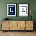 Póster Letra Inicial | Monograma Gris Moderno Estiloso<br><div class="desc">Póster de monograma de letra inicial elegante para imprimir. Minimalista moderno en azul marino sobre tipografía gris. ¡El regalo individual perfecto o accesorio con un enfoque individual!</div>