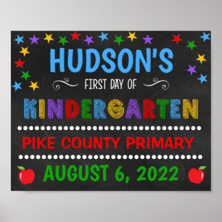 Póster Letrero de primer día de jardín de niños en pizarr