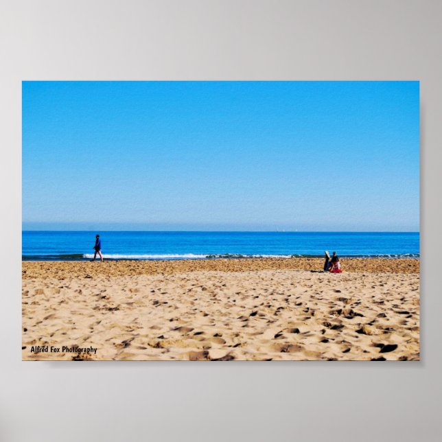 Póster Leyendo en la playa de arena (Frente)