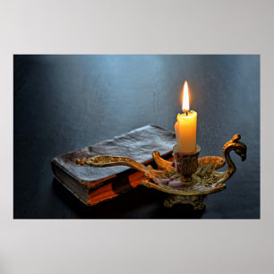 Póster Libro antiguo y una vela encendida