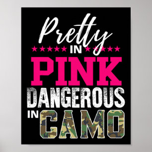 Póster Linda en rosa, peligrosa en camuflaje, chica cazad