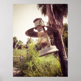 Póster Linterna rústica de época colgando al aire libre e