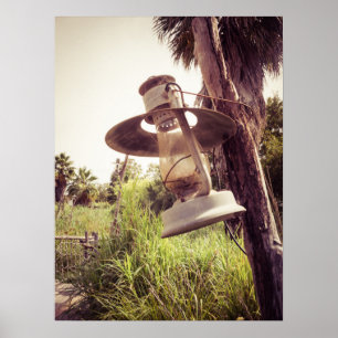 Póster Linterna rústica de época colgando al aire libre e