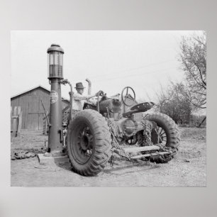 Póster Llenando el Tractor, 1940. Foto Antigua