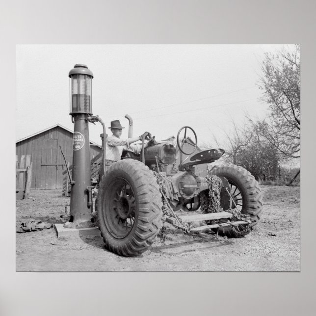 Póster Llenando el Tractor, 1940. Foto Antigua (Frente)