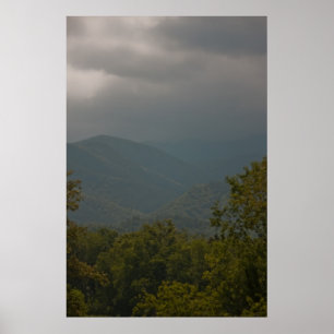 Póster "Lluvia en las Montañas Humeantes"