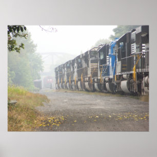 Póster Locomotoras del tren de ferrocarril en la niebla