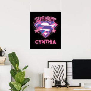 Póster Logotipo Grunge Rosa y Morado de Supergirl