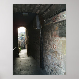 Póster looking down an alley