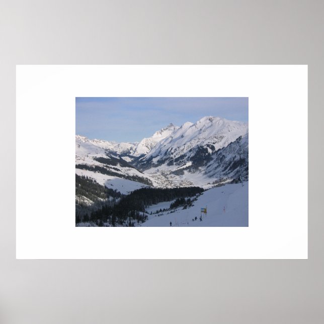 Póster Looking down over a small alpine village (Frente)