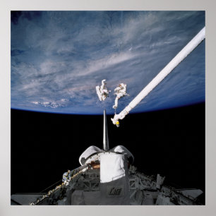 Póster Los astronautas realizan una caminata espacial por