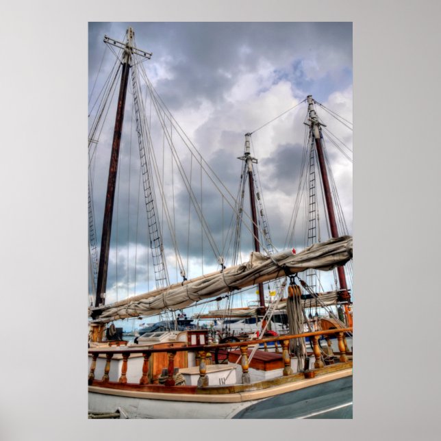 Póster Los Barcos De Vela Están Acoplados En El Puerto Oc (Frente)