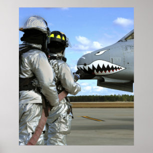 Póster Los bomberos despliegan una manguera de bomberos