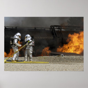 Póster Los bomberos neutralizan un fuego vivo