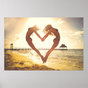 Póster Los chicas de la playa forman un corazón con sus b