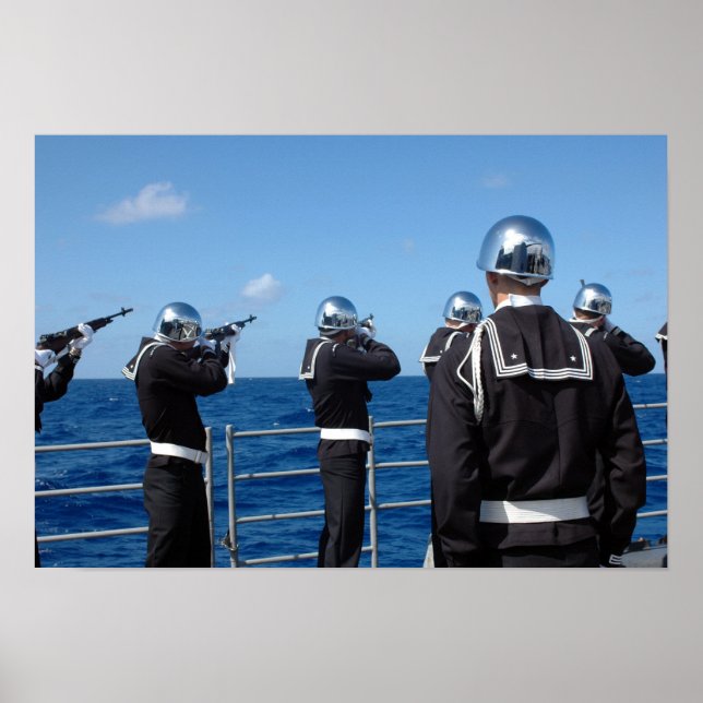 Póster Los marineros disparan un saludo con arma de fuego (Frente)