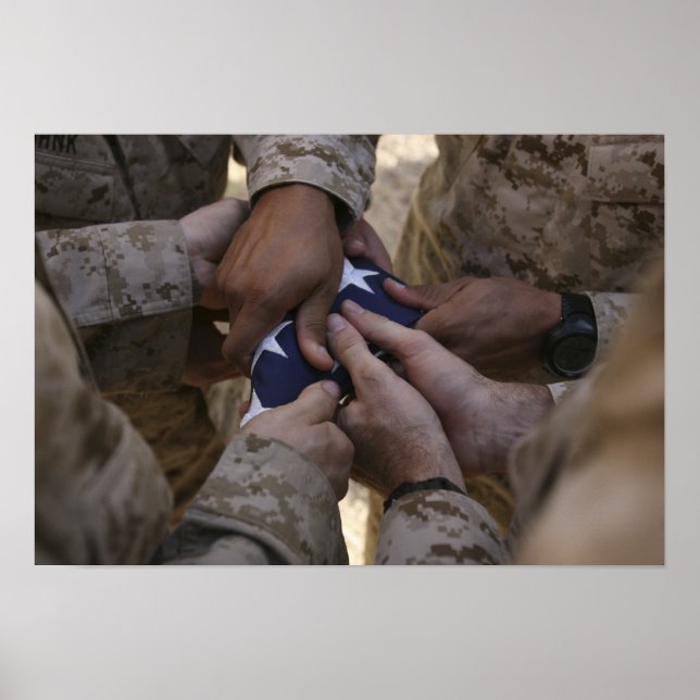 Póster Los marines doblan una bandera estadounidense (Frente)