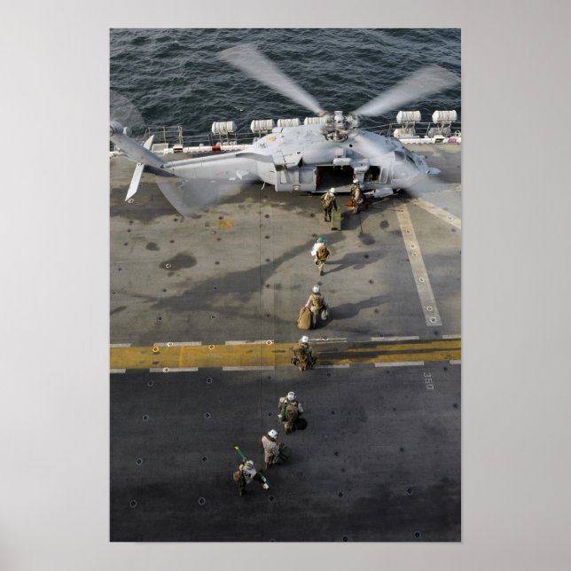 Póster Los marines se preparan para abordar el vuelo MH-6 (Frente)