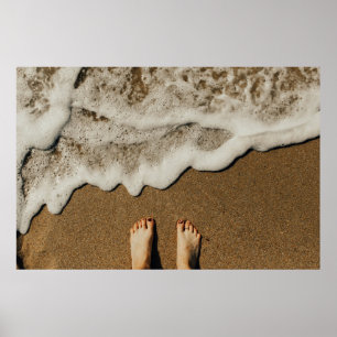 Póster Los pies de la persona a orillas del mar