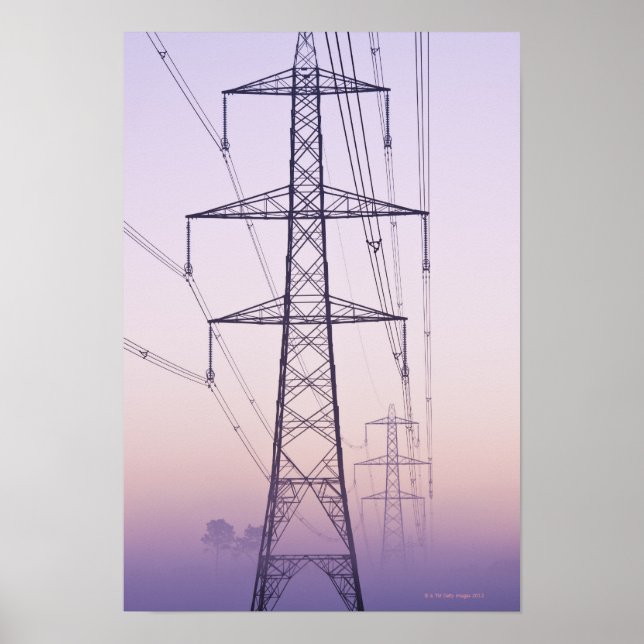 Póster Los pilones de electricidad en la niebla al amanec (Frente)