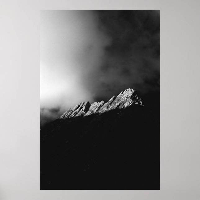 Póster Los últimos rayos de sol en la montaña en blanco y (Frente)