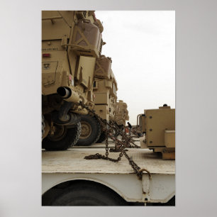 Póster Los vehículos militares se cierran abajo en semi
