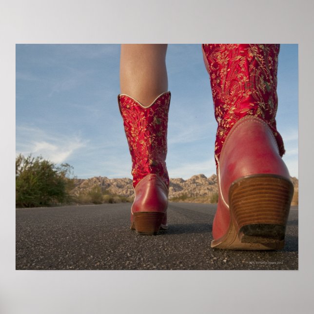 Póster Low-angle view of woman wearing cowboy boots (Frente)