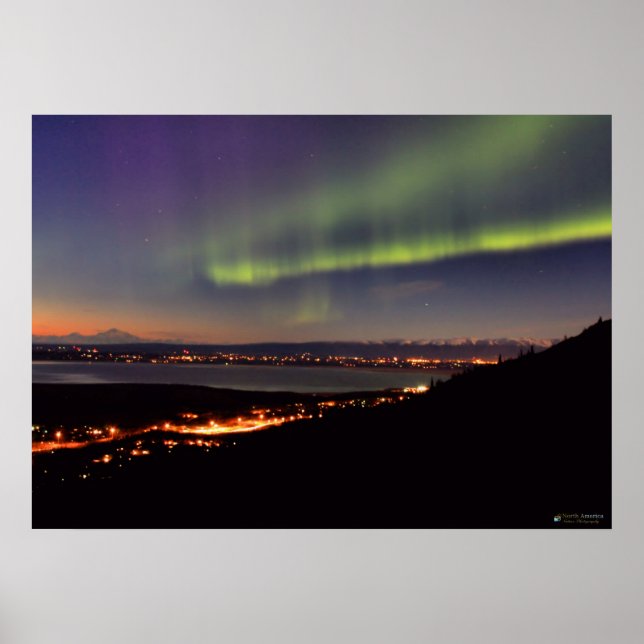Póster Luces boreales bailando frente a Denali (Frente)