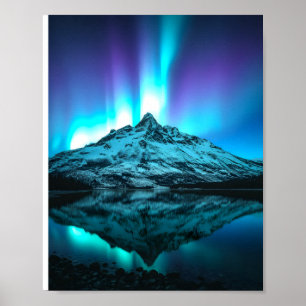 Póster Luces boreales sobre montañas nevadas