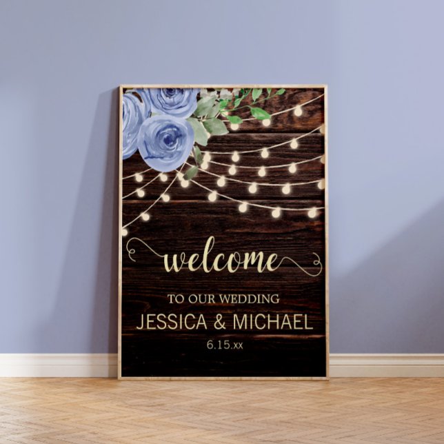 Póster Luces de Cuerda de Madera Rústica Boda Floral Azul (Rustic wood and dusty blue floral and string lights wedding whimsical script welcome sign)