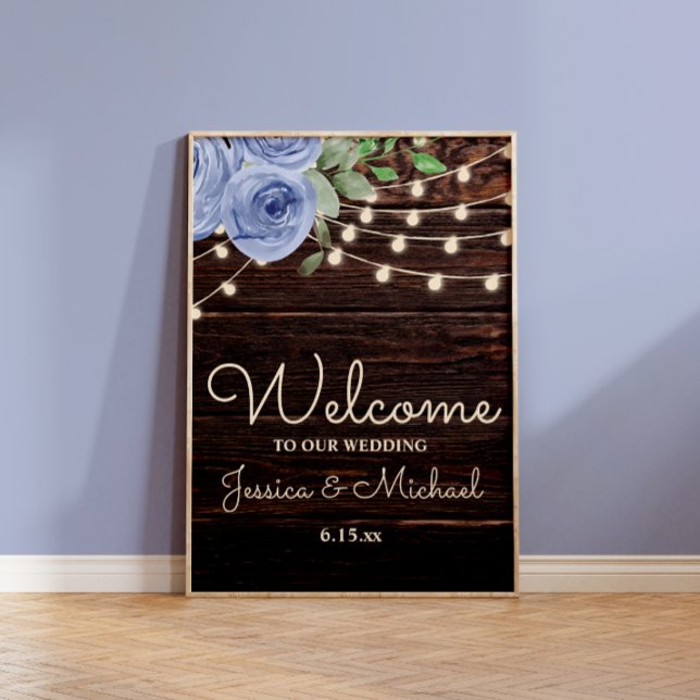 Póster Luces de Cuerda Rústicas Azules Florales Bienvenid (Rustic wood and dusty blue watercolor floral and string lights wedding Welcome sign)