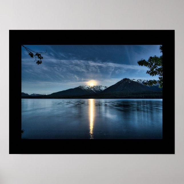 Póster Luna brillante sobre el Poster del lago (Frente)