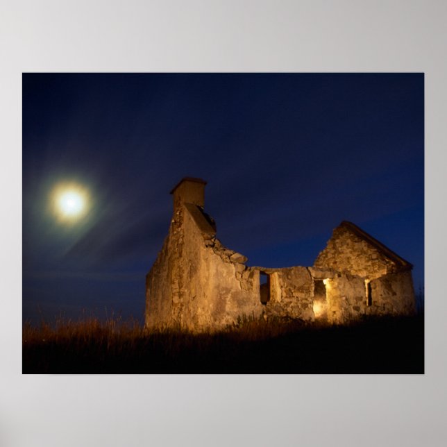 Póster Luna sobre las ruinas de una cabaña | Condado de G (Frente)